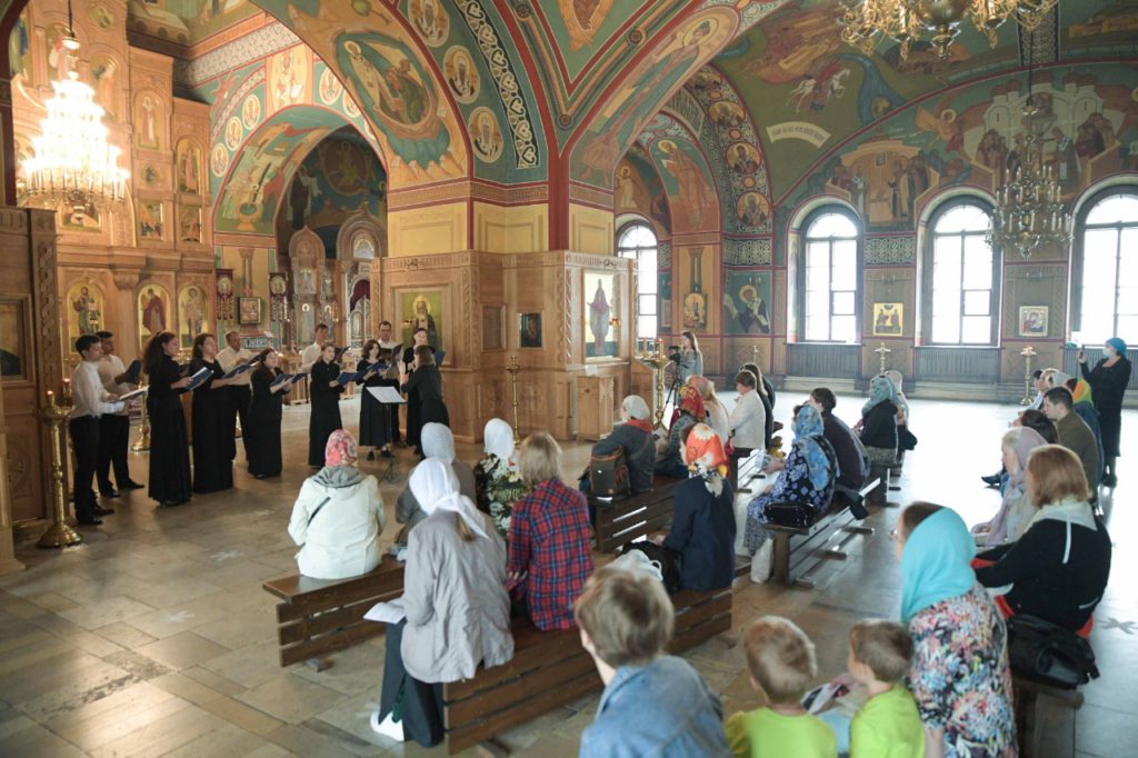 Концерт вокального ансамбля под руководством Анастасии Мельниковой в храме Николая Чудотворца в Покровском.