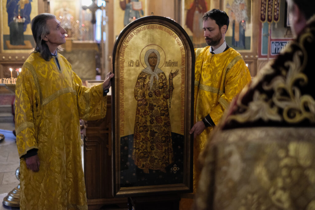 икона святой Матроны Московской с частицей её святых мощей