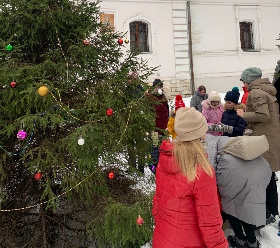дети воскресной школы нарядили ёлки к Новому году и рождеству Христову