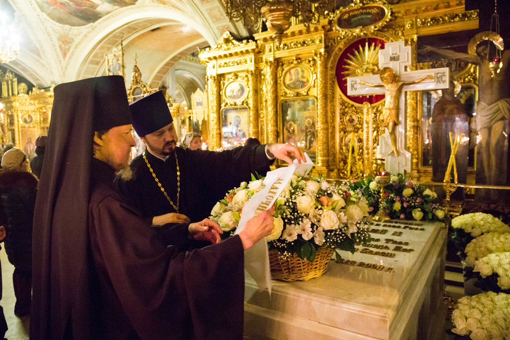 22/02/2014 Настоятель возложил корзину цветов к гробнице Святейшего Патриарха Алексия II