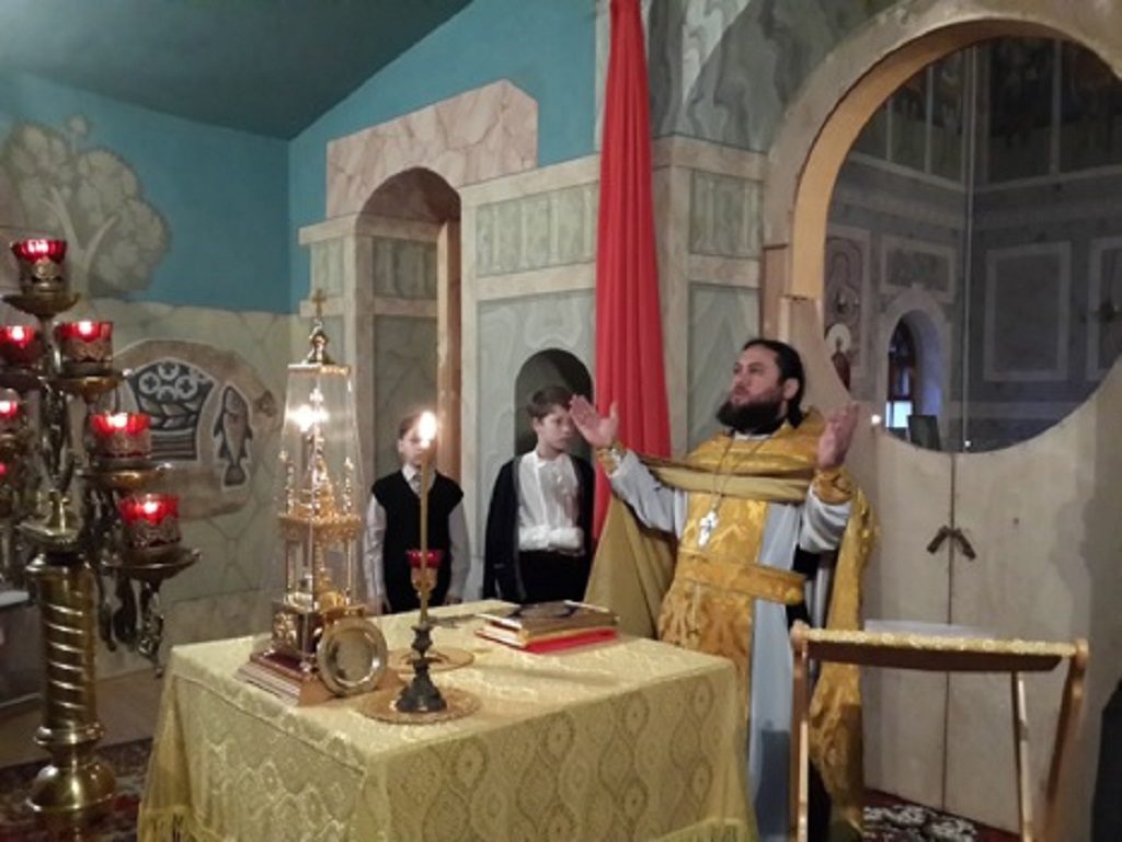 24/11/2013 Детская литургия была совершена в храме святого благоверного князя Александра Невского в б. Покровской богадельне