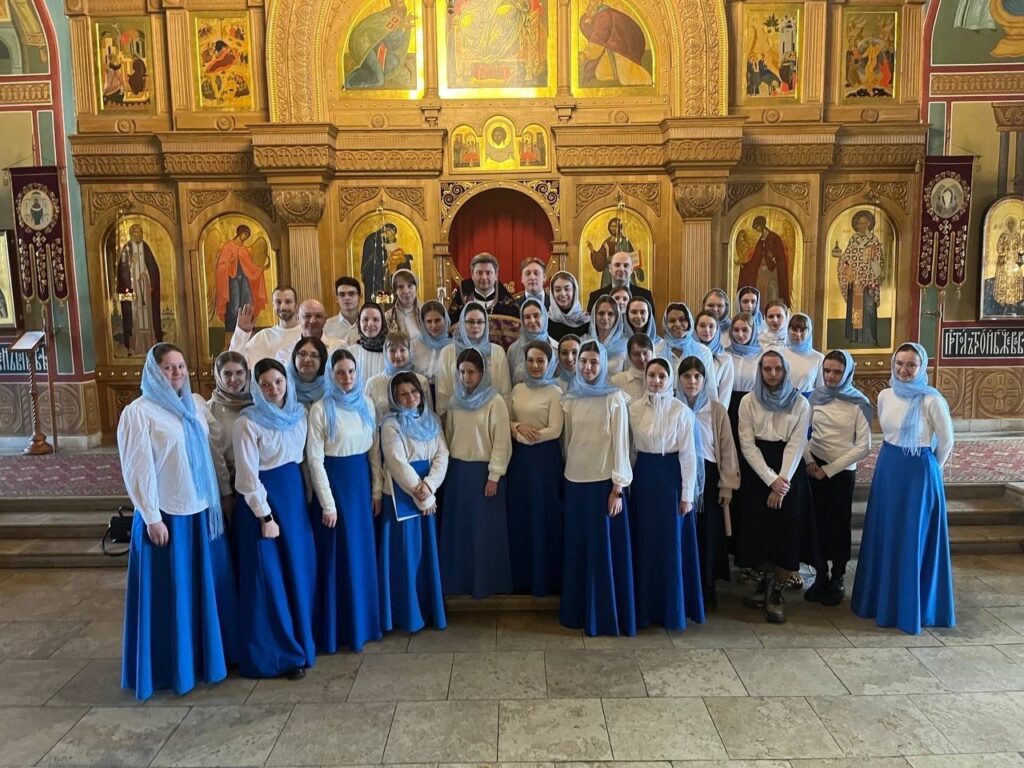 В храме святителя Николая в Покровском состоялась Литургию с участием молодёжных хоров