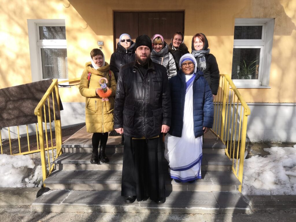 Прихожане вместе с отцом павлом посетили воспитанников и сестер московского центра общества «Миссионеры милосердия»